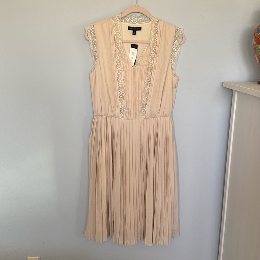 Banana Republic Pleated Lace Dress
Pleated skirt .